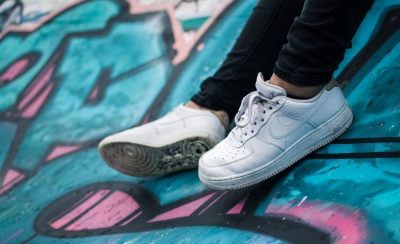 Kiezen tussen witte of donkere sneakers voor in de winter